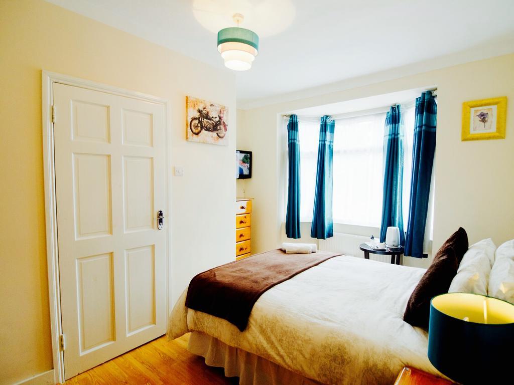 Gable Lodge London B&B Энфилд Экстерьер фото